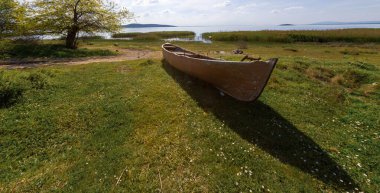 Afyonkarahisar, Türkiye, Eber gölü manzaralı. Göl kenarında duran tahta tekneler. Renkli kanolar park edilmiş..