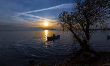 Afyonkarahisar, Türkiye, Eber gölü manzaralı. Göl kenarında duran tahta tekneler. Renkli kanolar park edilmiş..