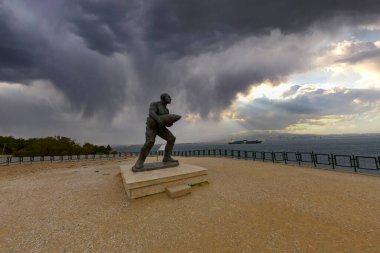 Çanakkale Şehitleri Anıtı, Gelibolu Muharebesi 'ne katılan yaklaşık Türk askerlerinin anısına dikilmiş bir savaş anıtı..