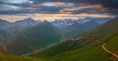 Rize 'nin Camlihemsin ilçesine bağlı Cicekli Platosu. Kackar Dağları bölgesi. Rize, Hindi. (Türkçe: Cicekli Yaylasi)
