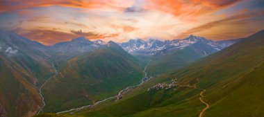 Rize 'nin Camlihemsin ilçesine bağlı Cicekli Platosu. Kackar Dağları bölgesi. Rize, Hindi. (Türkçe: Cicekli Yaylasi)