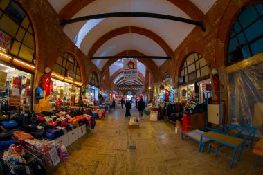 Tarihteki en eski alışveriş merkezi olarak kabul edilen Grand Bazaar 'da mücevher, halı, deri, hediye, baharat ve hediyelik eşya dükkanları.