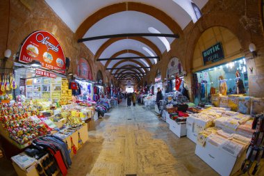 Tarihteki en eski alışveriş merkezi olarak kabul edilen Grand Bazaar 'da mücevher, halı, deri, hediye, baharat ve hediyelik eşya dükkanları.