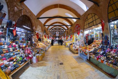 Tarihteki en eski alışveriş merkezi olarak kabul edilen Grand Bazaar 'da mücevher, halı, deri, hediye, baharat ve hediyelik eşya dükkanları.