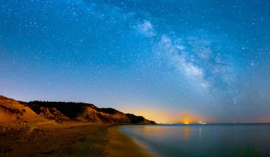 Kıyıya vurmuş bir gemi, gece gündüz fotoğraflanmış.