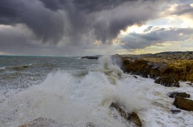 Sert dalgalar kayalara çarpıyor..