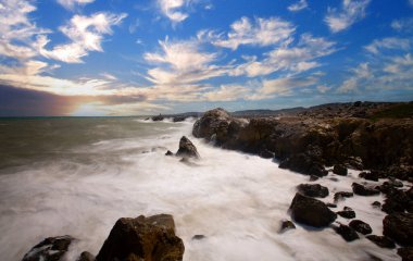 Sert dalgalar kayalara çarpıyor..