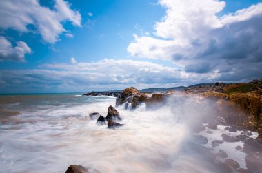 Sert dalgalar kayalara çarpıyor..