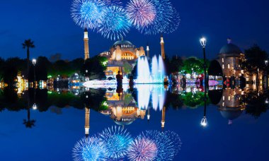 İstanbul 'da büyük kutlama havai fişekleri