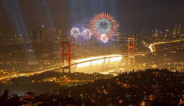 İstanbul 'da büyük kutlama havai fişekleri