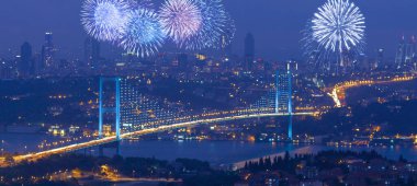 İstanbul 'da büyük kutlama havai fişekleri