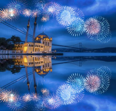 İstanbul 'da büyük kutlama havai fişekleri