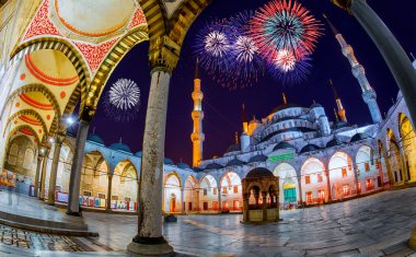 İstanbul 'da büyük kutlama havai fişekleri