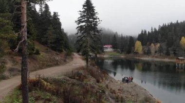 Ayancik 'teki küçük Akgol gölü manzarası, bulutlu arka planda yüksek çam ağaçları olan büyük dağların etrafında sinop..