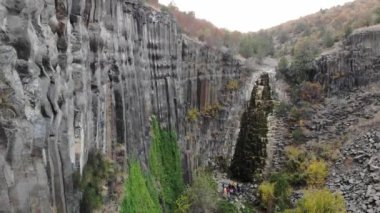 Boyabat Bölgesindeki Basalt Kayalıkları. Sinop, Türkiye. Sinop 'ta bulunan volkanik kaya çıkıntıları sütun bazalt formunda. Şelaleli Bazalt Kayaları Doğa Anıtı.