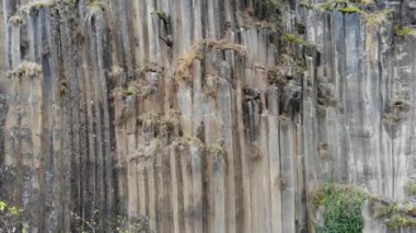 Boyabat Bölgesindeki Basalt Kayalıkları. Sinop, Türkiye. Sinop 'ta bulunan volkanik kaya çıkıntıları sütun bazalt formunda. Şelaleli Bazalt Kayaları Doğa Anıtı.