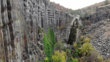 Boyabat Bölgesindeki Basalt Kayalıkları. Sinop, Türkiye. Sinop 'ta bulunan volkanik kaya çıkıntıları sütun bazalt formunda. Şelaleli Bazalt Kayaları Doğa Anıtı.