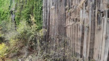 Boyabat Bölgesindeki Basalt Kayalıkları. Sinop, Türkiye. Sinop 'ta bulunan volkanik kaya çıkıntıları sütun bazalt formunda. Şelaleli Bazalt Kayaları Doğa Anıtı.