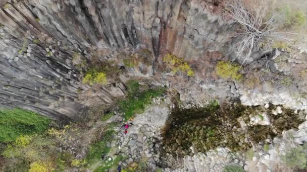 ボヤバット地区の玄武岩岩 トルコのシノップ シノップに位置する柱状玄武岩の形で火山岩の露頭 滝と玄武岩の岩自然記念碑 — ストック動画
