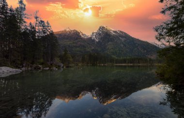 Hintersee Gölü'nün güzel sonbahar sahnesi. Avusturya sınırında Bavyera Alpleri renkli sabah görünümü, Almanya, Avrupa. Doğa kavramı arka plan güzelliği.