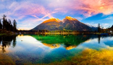 Hintersee Gölü'nün güzel sonbahar sahnesi. Avusturya sınırında Bavyera Alpleri renkli sabah görünümü, Almanya, Avrupa. Doğa kavramı arka plan güzelliği.