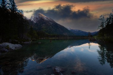 Hintersee Gölü'nün güzel sonbahar sahnesi. Avusturya sınırında Bavyera Alpleri renkli sabah görünümü, Almanya, Avrupa. Doğa kavramı arka plan güzelliği.