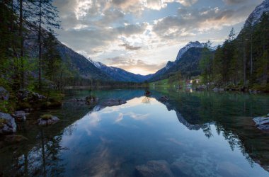 Hintersee Gölü'nün güzel sonbahar sahnesi. Avusturya sınırında Bavyera Alpleri renkli sabah görünümü, Almanya, Avrupa. Doğa kavramı arka plan güzelliği.