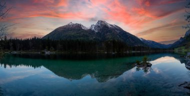Hintersee Gölü'nün güzel sonbahar sahnesi. Avusturya sınırında Bavyera Alpleri renkli sabah görünümü, Almanya, Avrupa. Doğa kavramı arka plan güzelliği.