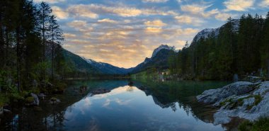 Hintersee Gölü'nün güzel sonbahar sahnesi. Avusturya sınırında Bavyera Alpleri renkli sabah görünümü, Almanya, Avrupa. Doğa kavramı arka plan güzelliği.