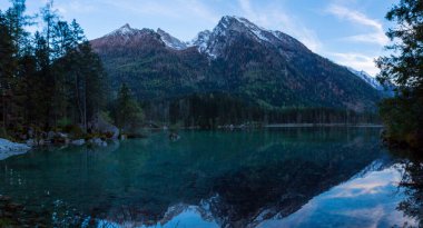 Hintersee Gölü'nün güzel sonbahar sahnesi. Avusturya sınırında Bavyera Alpleri renkli sabah görünümü, Almanya, Avrupa. Doğa kavramı arka plan güzelliği.