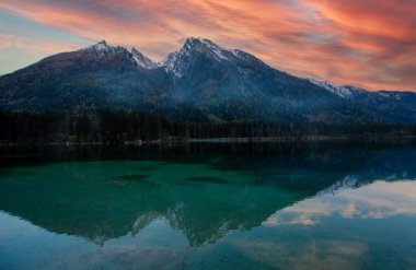 Hintersee Gölü'nün güzel sonbahar sahnesi. Avusturya sınırında Bavyera Alpleri renkli sabah görünümü, Almanya, Avrupa. Doğa kavramı arka plan güzelliği.