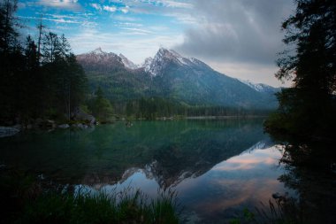 Hintersee Gölü'nün güzel sonbahar sahnesi. Avusturya sınırında Bavyera Alpleri renkli sabah görünümü, Almanya, Avrupa. Doğa kavramı arka plan güzelliği.