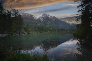 Hintersee Gölü'nün güzel sonbahar sahnesi. Avusturya sınırında Bavyera Alpleri renkli sabah görünümü, Almanya, Avrupa. Doğa kavramı arka plan güzelliği.