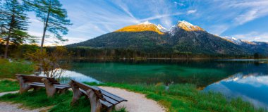 Hintersee Gölü'nün güzel sonbahar sahnesi. Avusturya sınırında Bavyera Alpleri renkli sabah görünümü, Almanya, Avrupa. Doğa kavramı arka plan güzelliği.
