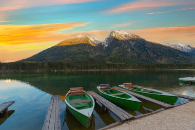 Hintersee Gölü'nün güzel sonbahar sahnesi. Avusturya sınırında Bavyera Alpleri renkli sabah görünümü, Almanya, Avrupa. Doğa kavramı arka plan güzelliği.