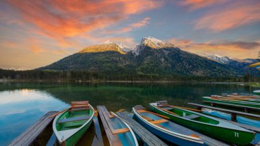 Hintersee Gölü'nün güzel sonbahar sahnesi. Avusturya sınırında Bavyera Alpleri renkli sabah görünümü, Almanya, Avrupa. Doğa kavramı arka plan güzelliği.