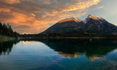 Hintersee Gölü'nün güzel sonbahar sahnesi. Avusturya sınırında Bavyera Alpleri renkli sabah görünümü, Almanya, Avrupa. Doğa kavramı arka plan güzelliği.