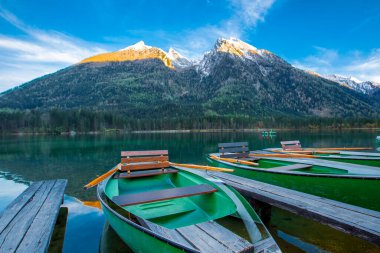 Hintersee Gölü'nün güzel sonbahar sahnesi. Avusturya sınırında Bavyera Alpleri renkli sabah görünümü, Almanya, Avrupa. Doğa kavramı arka plan güzelliği.