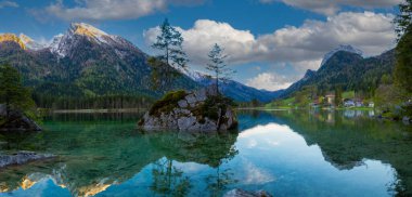 Hintersee Gölü'nün güzel sonbahar sahnesi. Avusturya sınırında Bavyera Alpleri renkli sabah görünümü, Almanya, Avrupa. Doğa kavramı arka plan güzelliği.