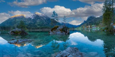 Hintersee Gölü'nün güzel sonbahar sahnesi. Avusturya sınırında Bavyera Alpleri renkli sabah görünümü, Almanya, Avrupa. Doğa kavramı arka plan güzelliği.