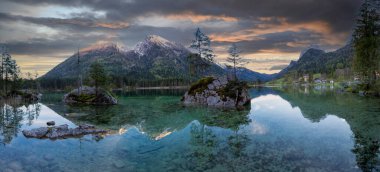 Hintersee Gölü'nün güzel sonbahar sahnesi. Avusturya sınırında Bavyera Alpleri renkli sabah görünümü, Almanya, Avrupa. Doğa kavramı arka plan güzelliği.
