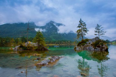 Hintersee Gölü'nün güzel sonbahar sahnesi. Avusturya sınırında Bavyera Alpleri renkli sabah görünümü, Almanya, Avrupa. Doğa kavramı arka plan güzelliği.