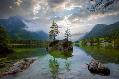 Hintersee Gölü'nün güzel sonbahar sahnesi. Avusturya sınırında Bavyera Alpleri renkli sabah görünümü, Almanya, Avrupa. Doğa kavramı arka plan güzelliği.