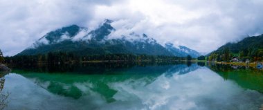 Hintersee Gölü'nün güzel sonbahar sahnesi. Avusturya sınırında Bavyera Alpleri renkli sabah görünümü, Almanya, Avrupa. Doğa kavramı arka plan güzelliği.