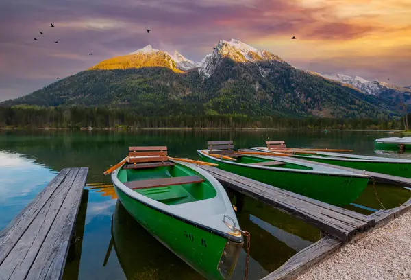 Hintersee Gölü'nün güzel sonbahar sahnesi. Avusturya sınırında Bavyera Alpleri renkli sabah görünümü, Almanya, Avrupa. Doğa kavramı arka plan güzelliği.