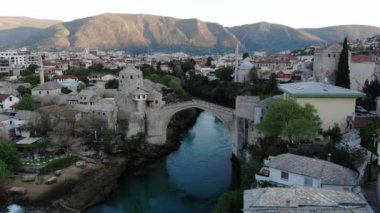 Mostar, Bosna-Hersek. Eski Köprü, Stari Most, zümrüt nehri Neretva ile.
