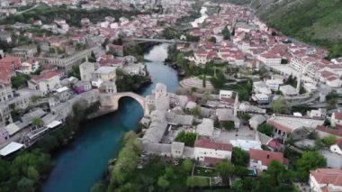 Mostar, Bosna-Hersek. Eski Köprü, Stari Most, zümrüt nehri Neretva ile.