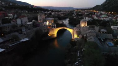 Mostar, Bosna-Hersek. Eski Köprü, Stari Most, zümrüt nehri Neretva ile.