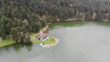 Golcuk Milli Parkı Bolu Türkiye 'nin hava manzarası. Ulusal Park 'taki ormanın içindeki Tahta Göl evi.