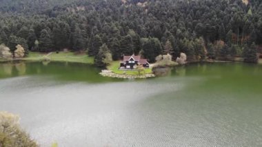 Golcuk Milli Parkı Bolu Türkiye 'nin hava manzarası. Ulusal Park 'taki ormanın içindeki Tahta Göl evi.